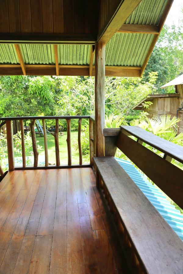 Hotel & Cabinas Nadine Cahuita Exterior photo