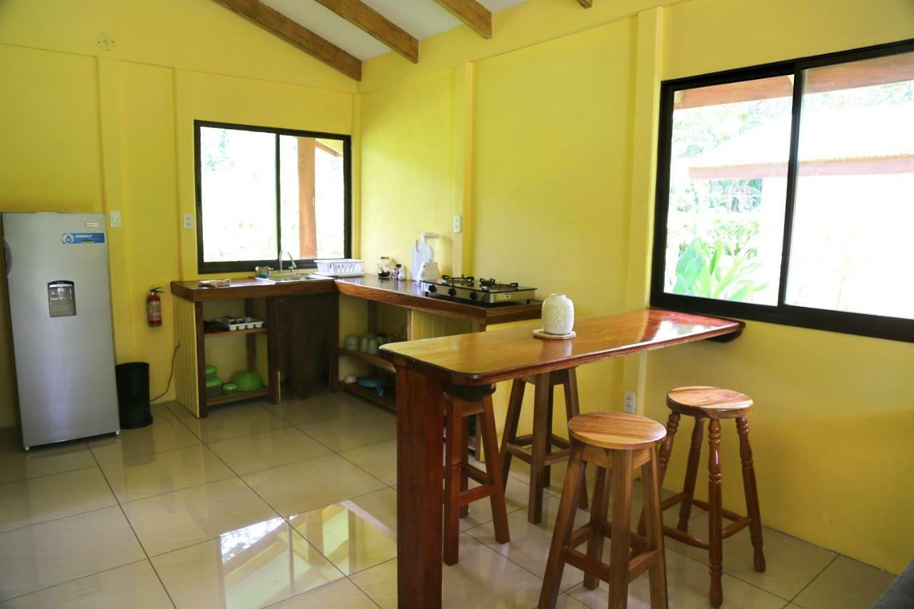 Hotel & Cabinas Nadine Cahuita Exterior photo